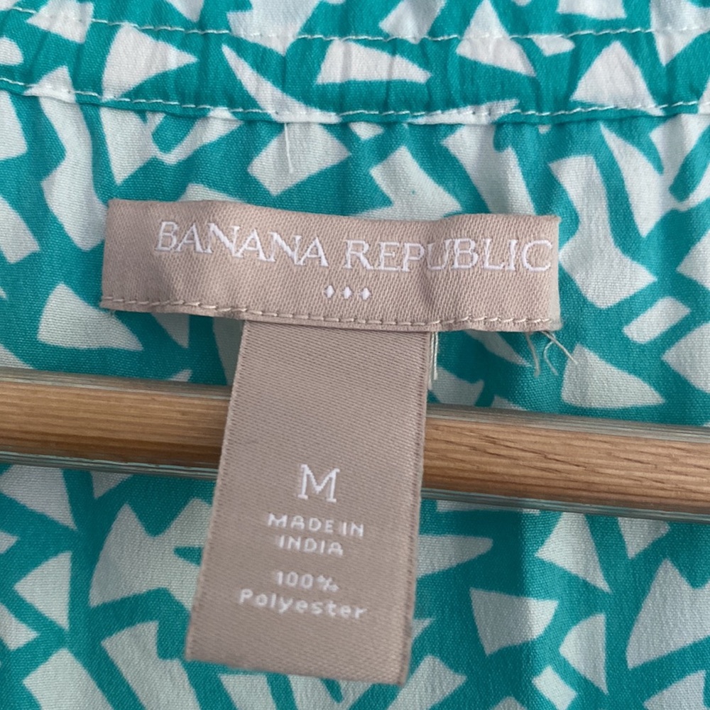 Banana Republic size M sleeveless blouse. - Picture 3 of 3
